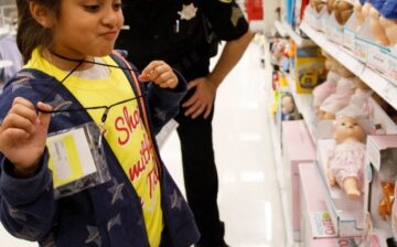 220 Students Shop With A Cop